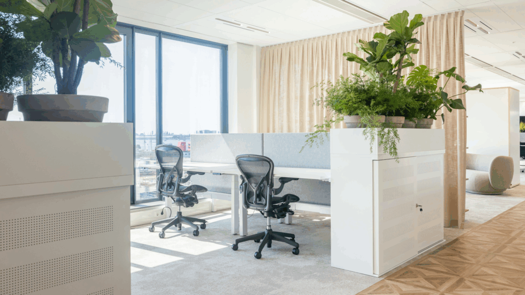 Licht en modern kantoorinterieur aan de Mt. Lincolnweg met werkplekken, ergonomische stoelen en veel groen.